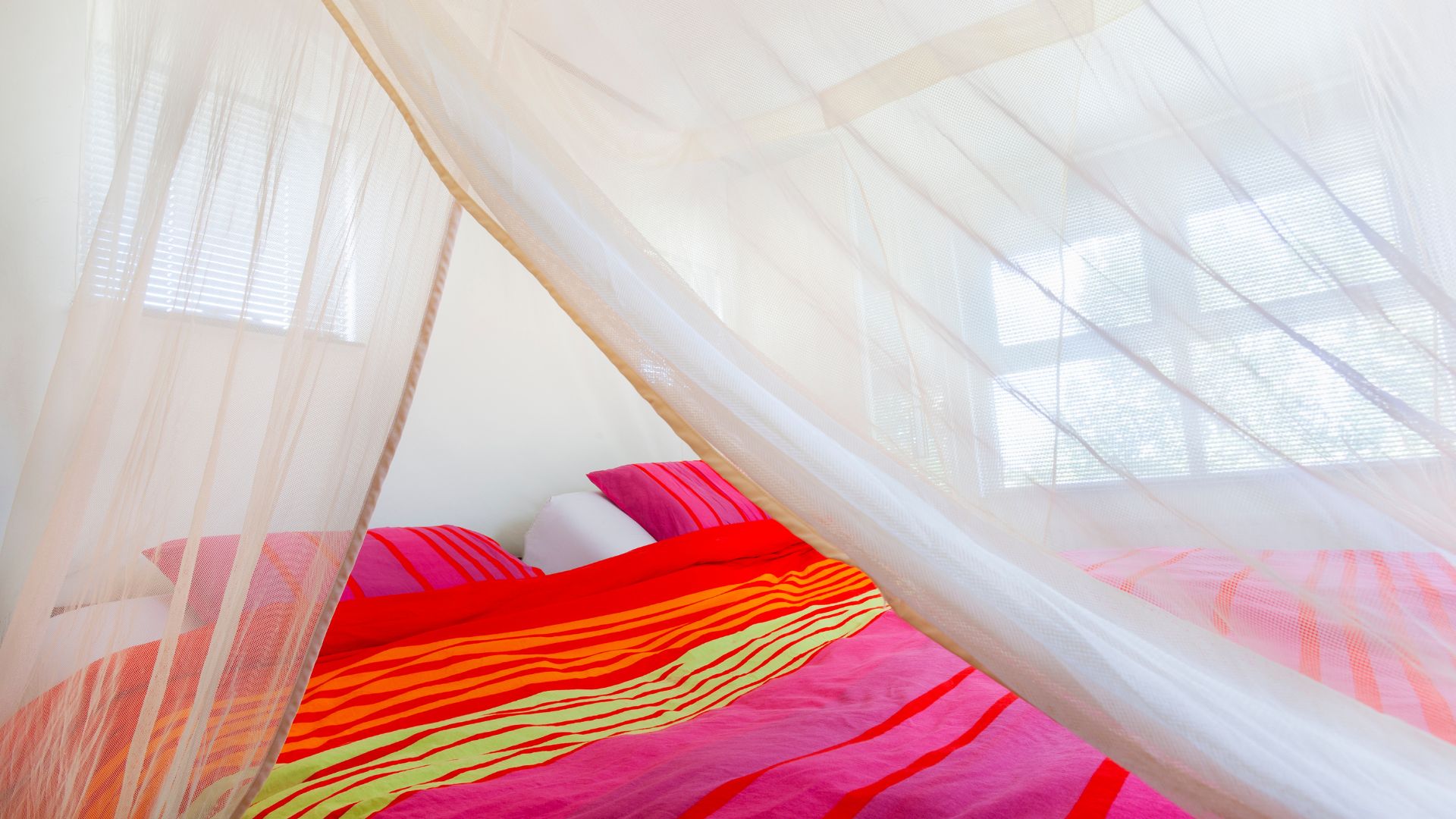 Comment fixer une moustiquaire de lit sans percer ?